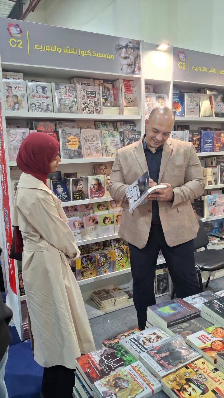 محمد عبود يوقع كتابه