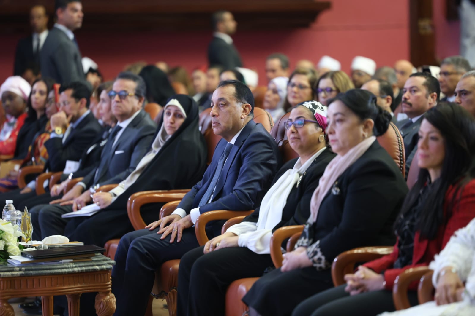 رئيس الوزراء والمستشارة أمل عمار خلال المؤتمر 