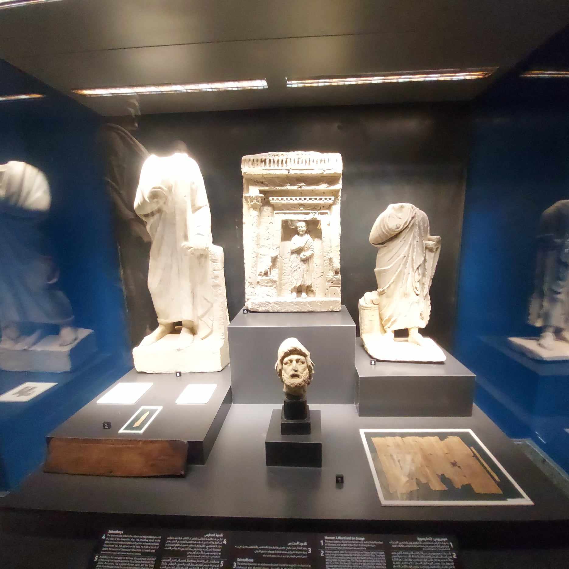 المتحف به 47 فاترينة عرض (1)