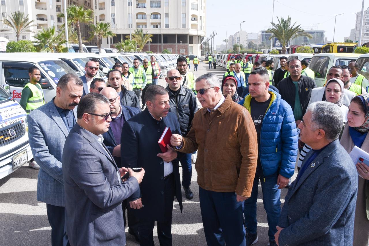 المحافظ يشدد على الالتزام بالمسار المحافظ يشدد على الالتزام بالمسار