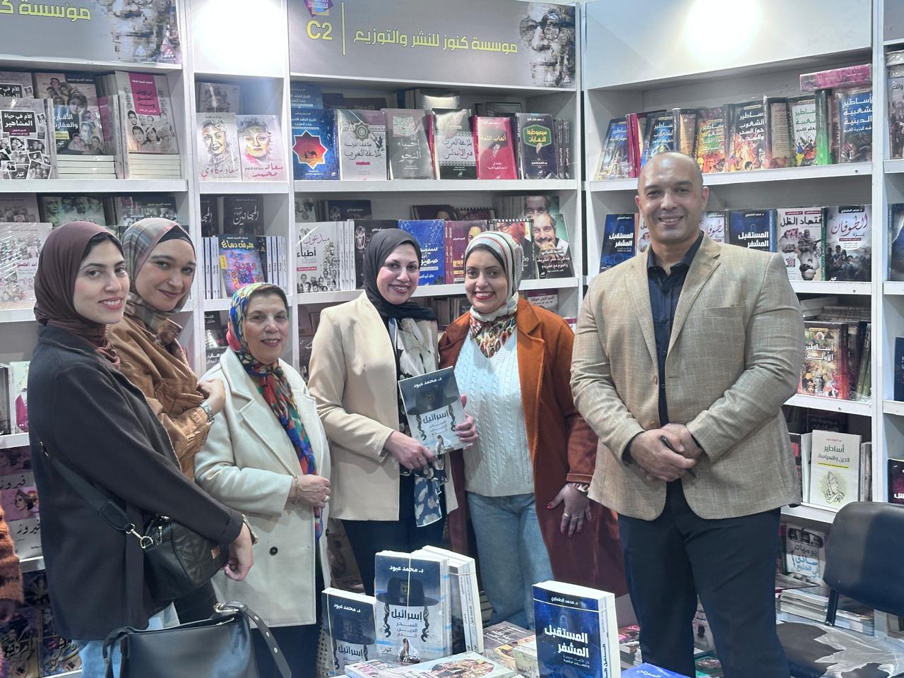 الدكتور محمد عبود مع قراءه