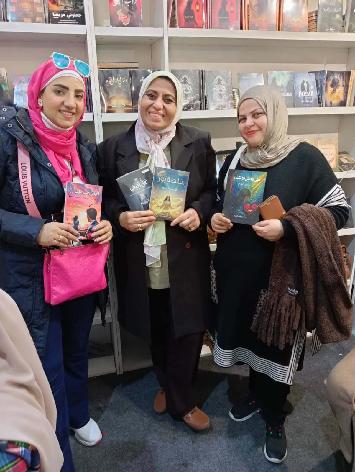 الكاتبة مروة كرم توقع كتابها الجديد الكاتبة مروة كرم توقع كتابها الجديد