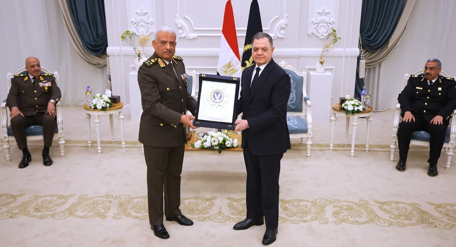 اللواء محمود توفيق وزير الداخلية يهدى درع إلى القائد العام للقوات المسلحة