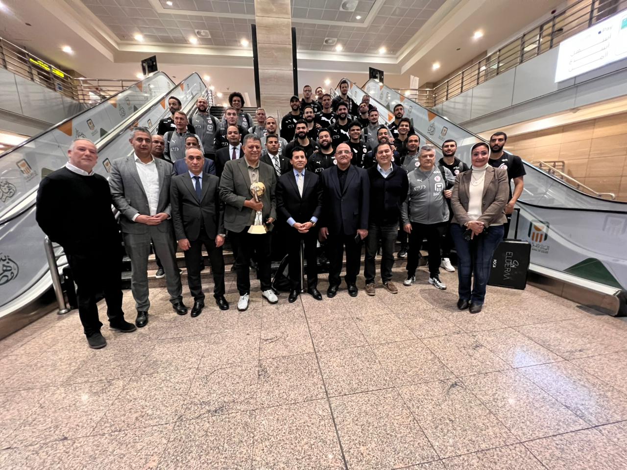 وزير الرياضة مع منتخب اليد