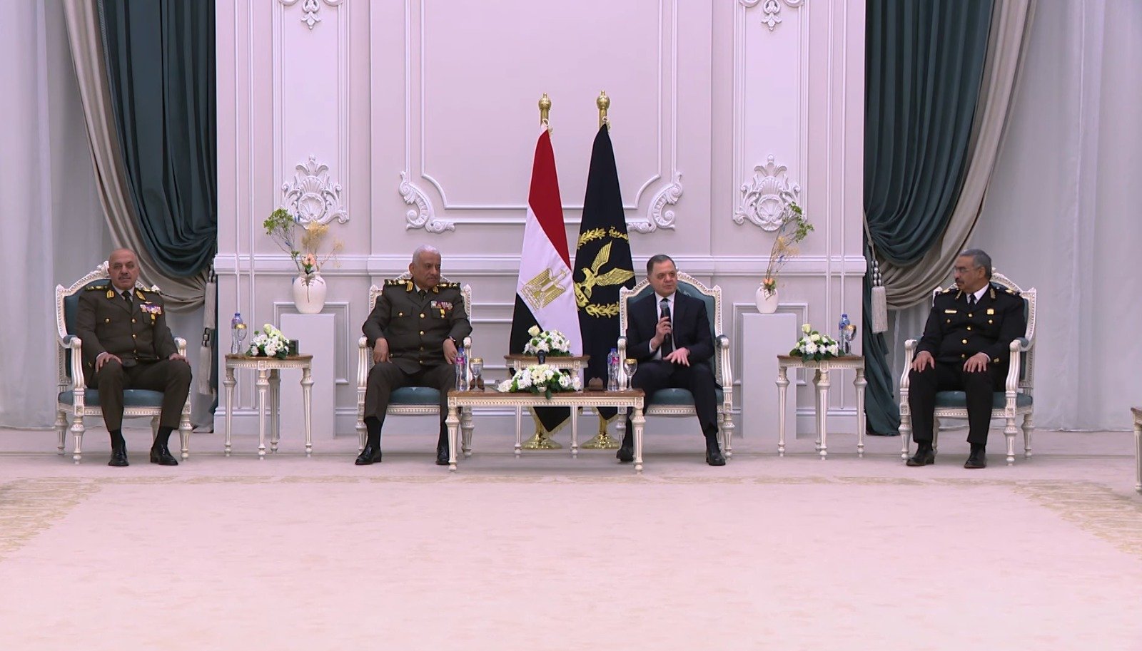 اللواء محمود توفيق وزير الداخلية يرحب بالقائد العام للقوات المسلحة