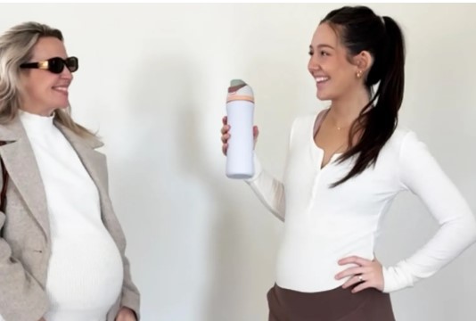 الأم وابنتها تحملان في نفس الوقت 