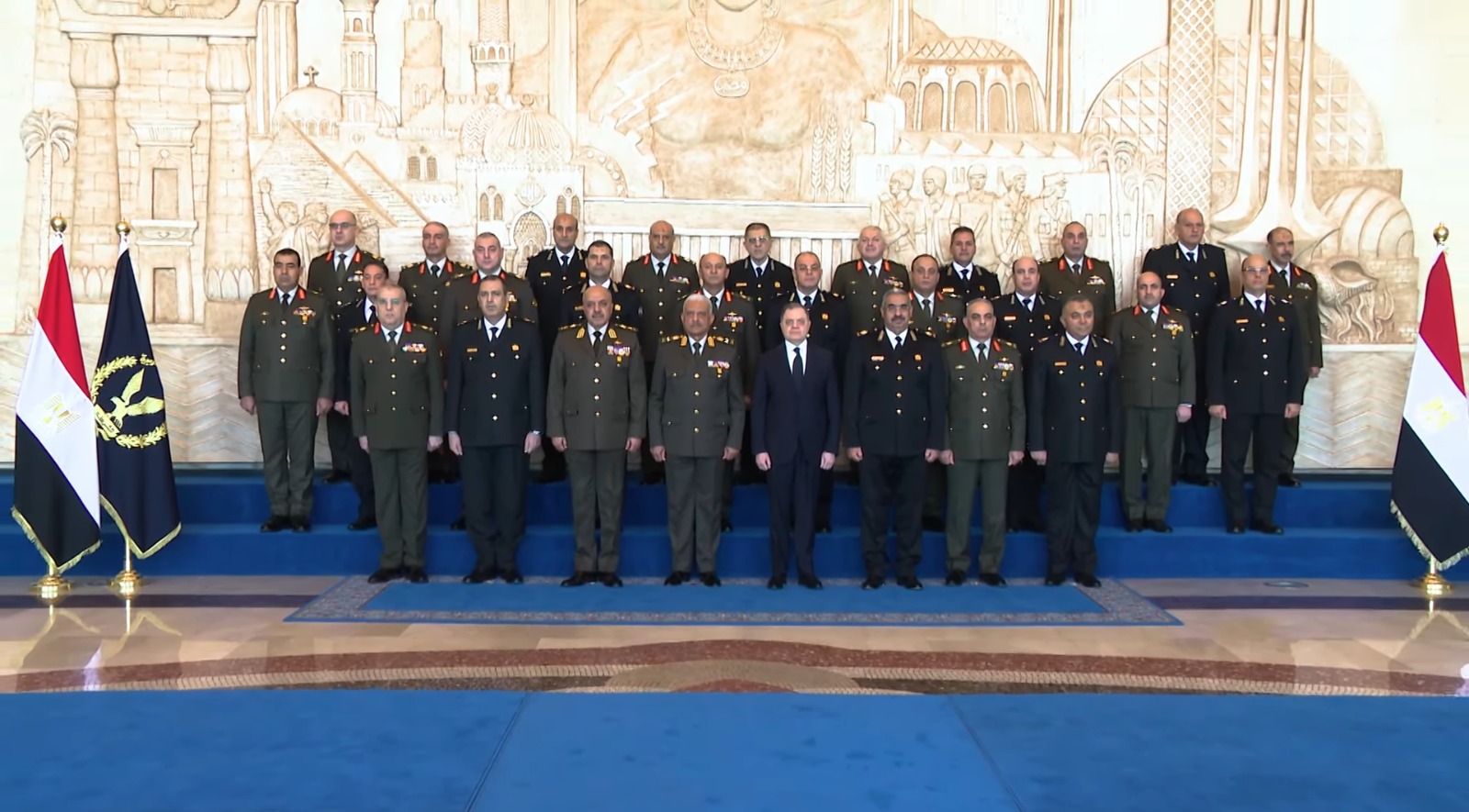 صورة تذكارية للواء محمود توفيق وزير الداخلية مع لقائد العام للقوات المسلحة والوفد المرافق له