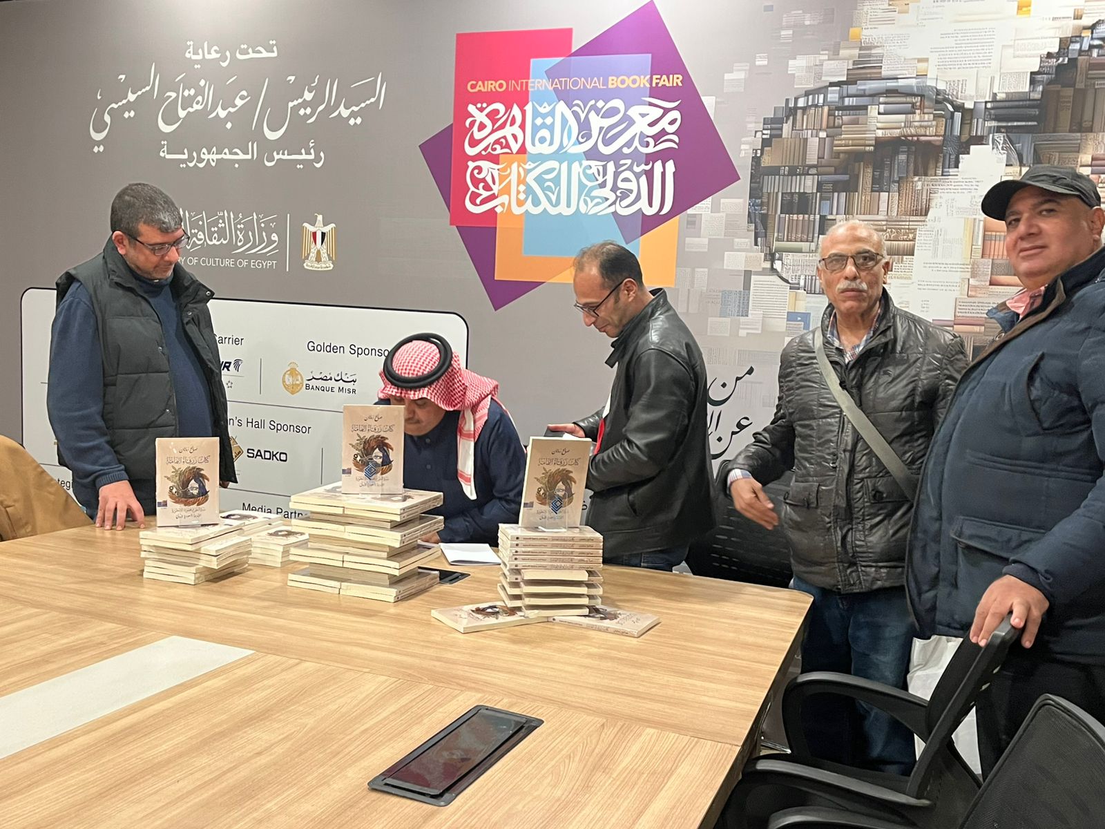 صالح زمانان أثناء توقيع كتابه img