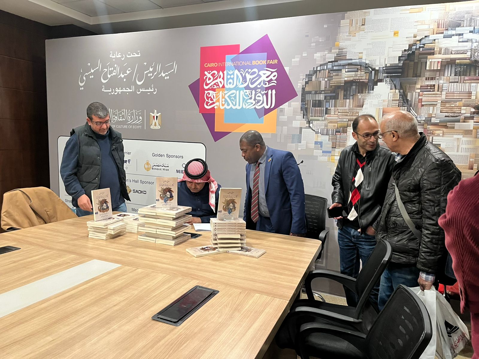 صالح زمانان يوقع زرقاء اليمامة بمعرض الكتاب صالح زمانان يوقع زرقاء اليمامة بمعرض الكتاب