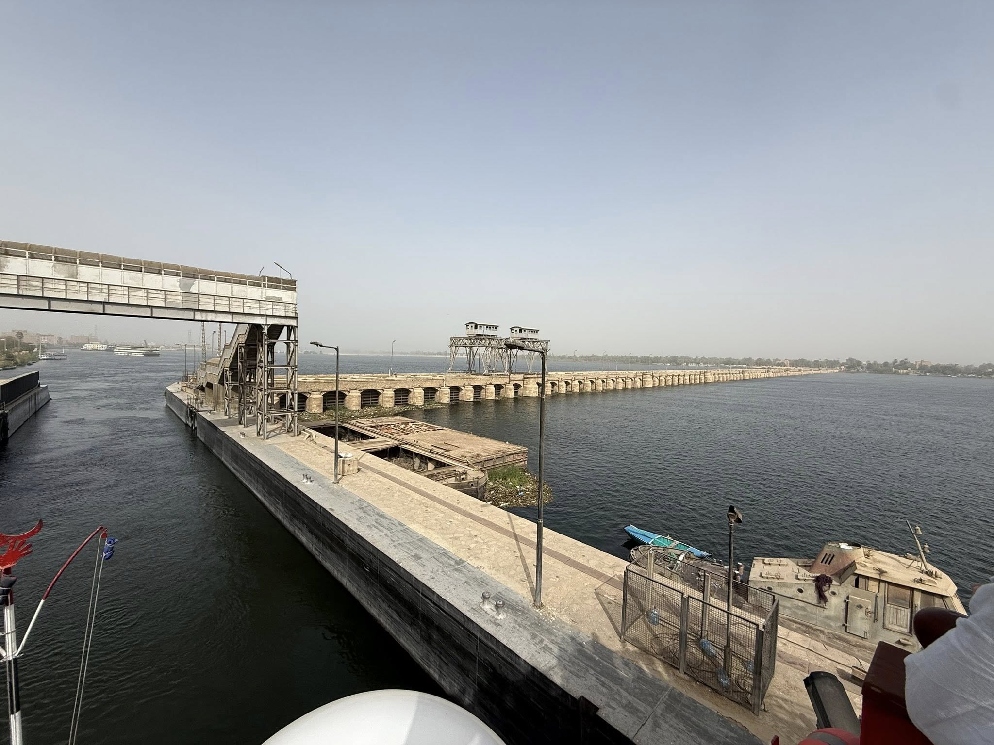 عبور المراكب النيلية لمنطقة هويس إسنا ذهاباً وإياباً بين الأقصر وأسوان