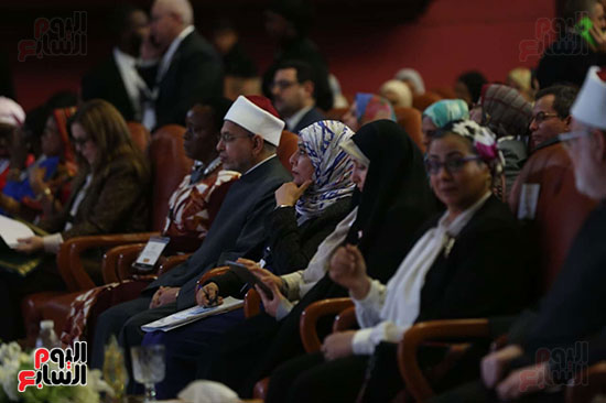 تركيز المشاركين بالجلسة العلمية