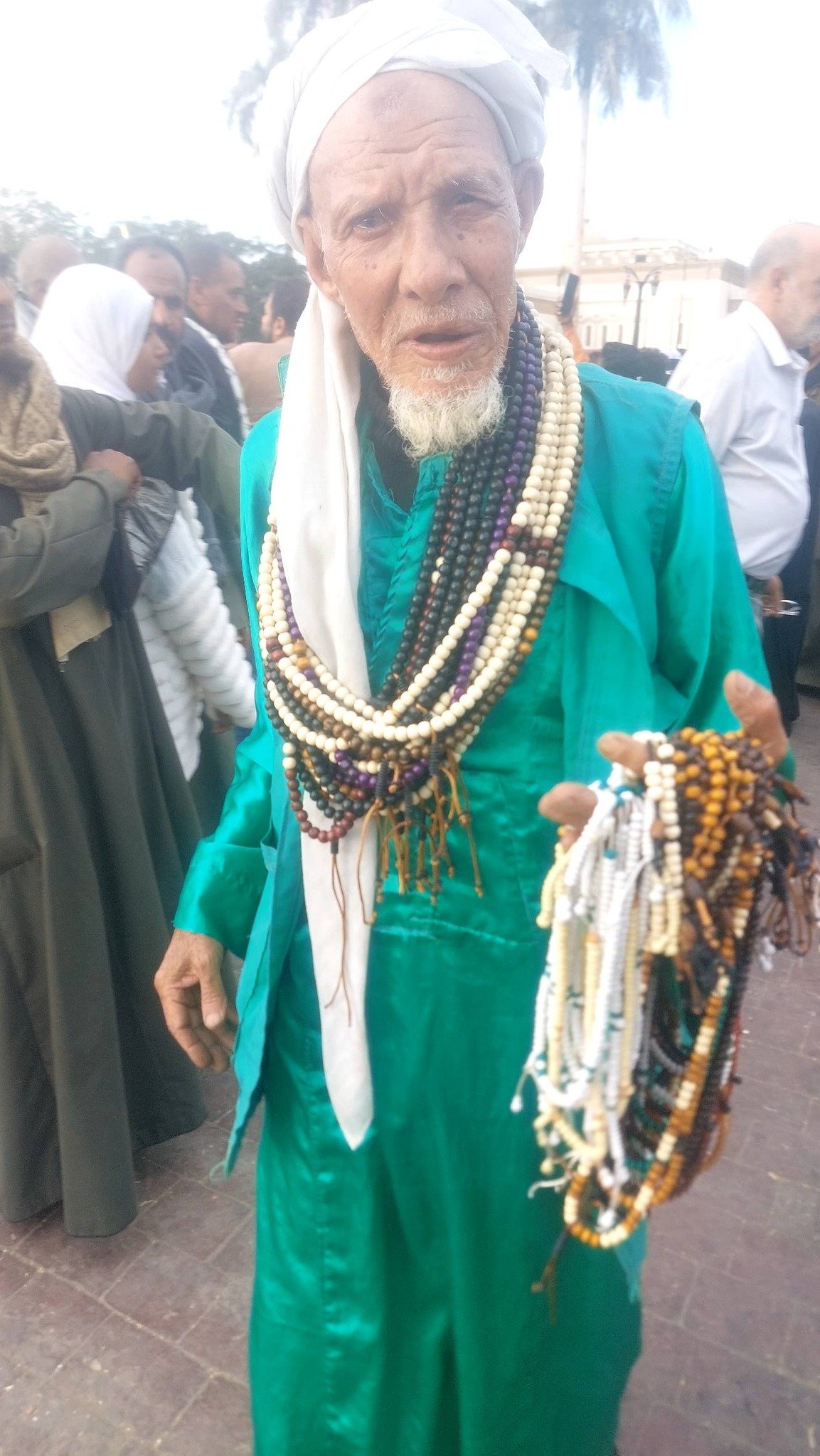 بيع السبح للمواطنين فى ساحة أبو الحجاج الأقصرى