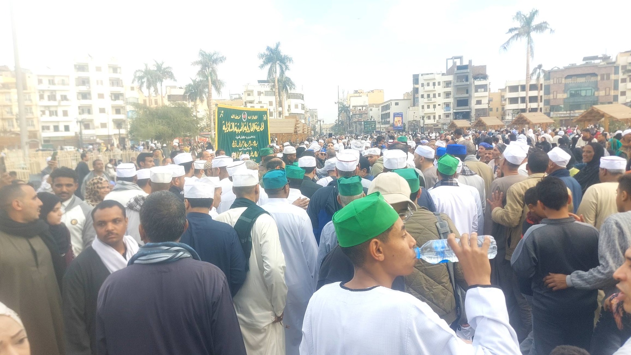 جانب من مسيرة أعضاء الطريق الجازولية الحسينية الشاذلية بساحة أبو الحجاج