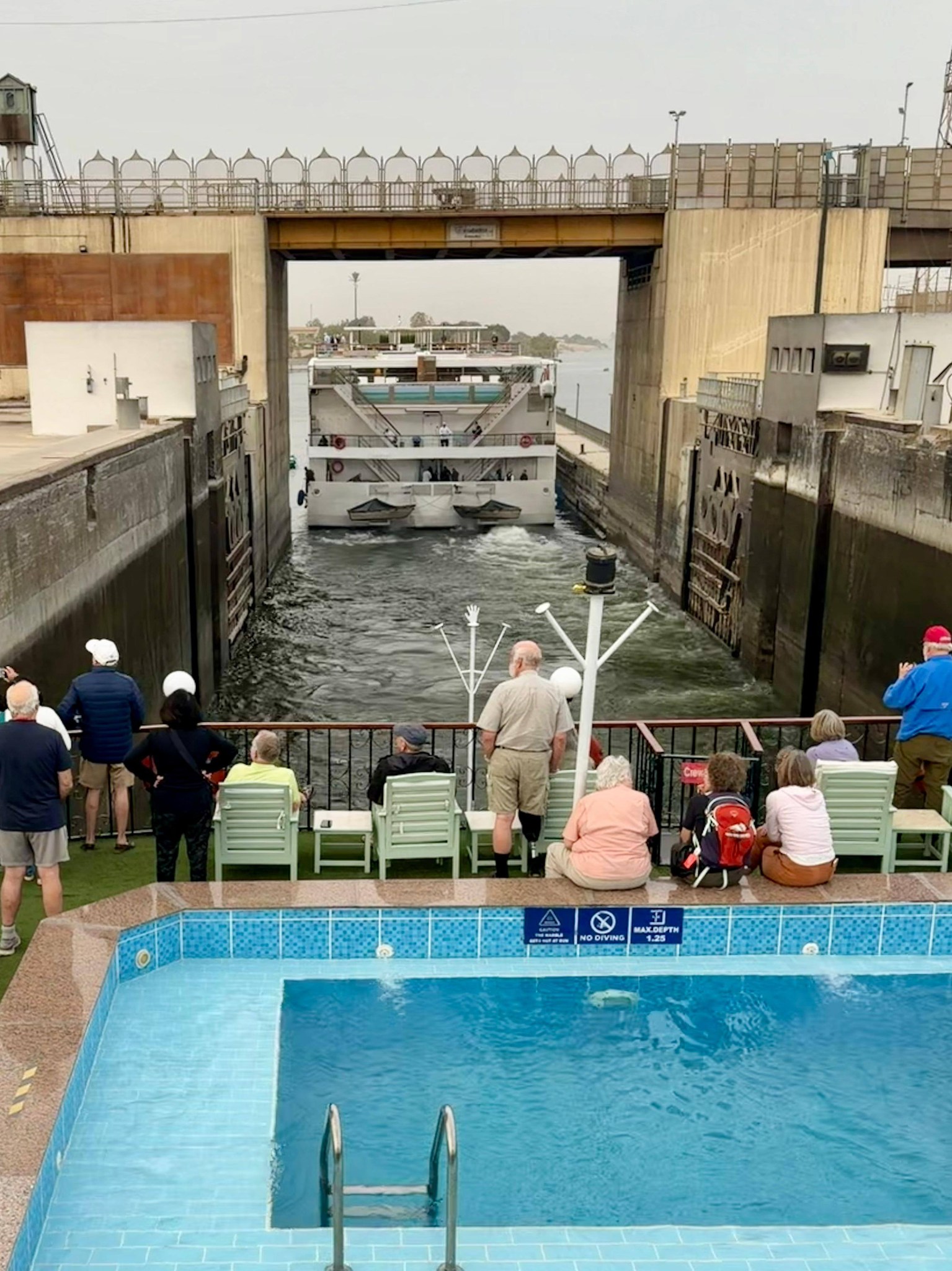 لحظات المتعة للسائحين مع عبور المراكب النيلية لمنطقة هويس إسنا