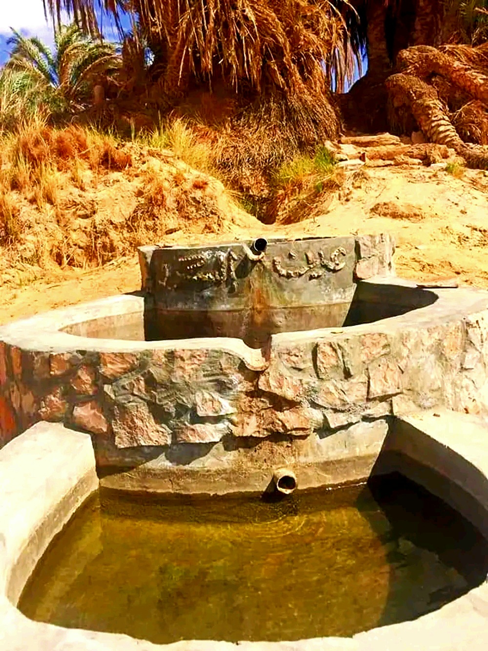 البئر يقع فى منطقة صخور اسفنجية