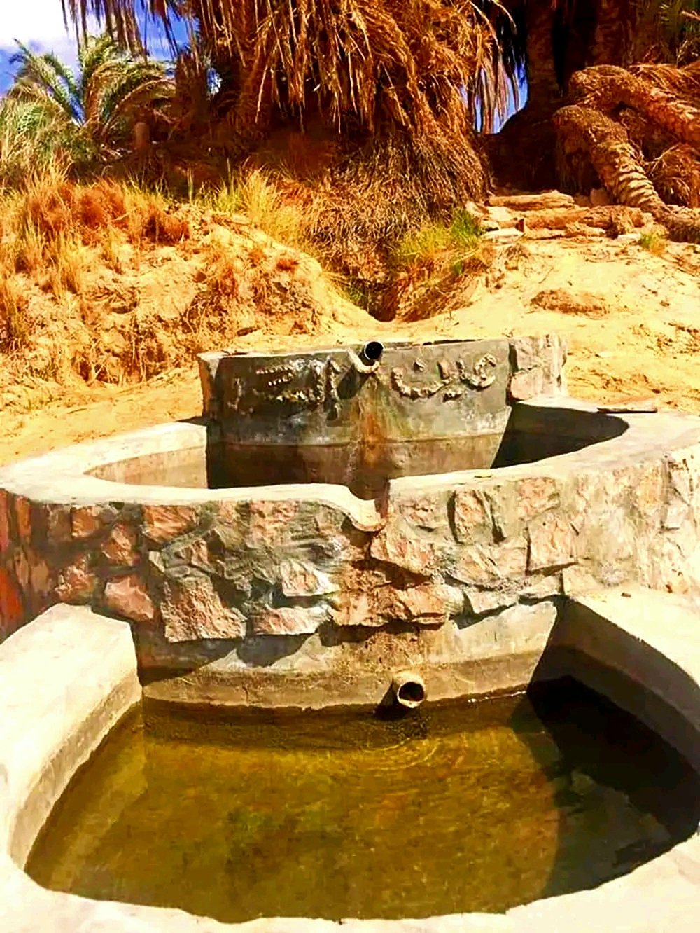 البئر يقع فى منطقة صخور اسفنجية