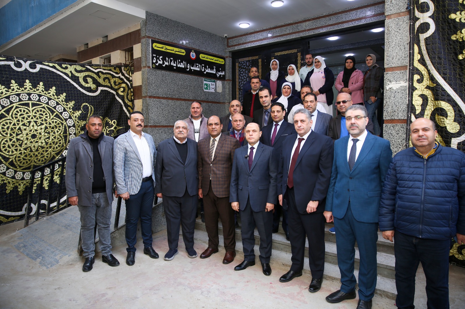 محافظ كفر الشيخ أمام مبنى القسطرة القلبية