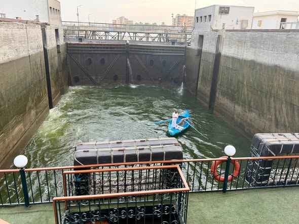 المتعة للسائحين مع عبور المراكب النيلية لمنطقة هويس إسنا ذهاباً وإياباً