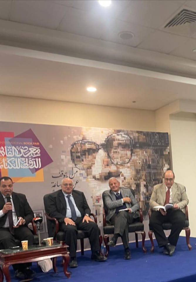 أثناء مناقشة كتاب الثقافة الإنسانية رسائل وهوامش أثناء مناقشة كتاب الثقافة الإنسانية رسائل وهوامش