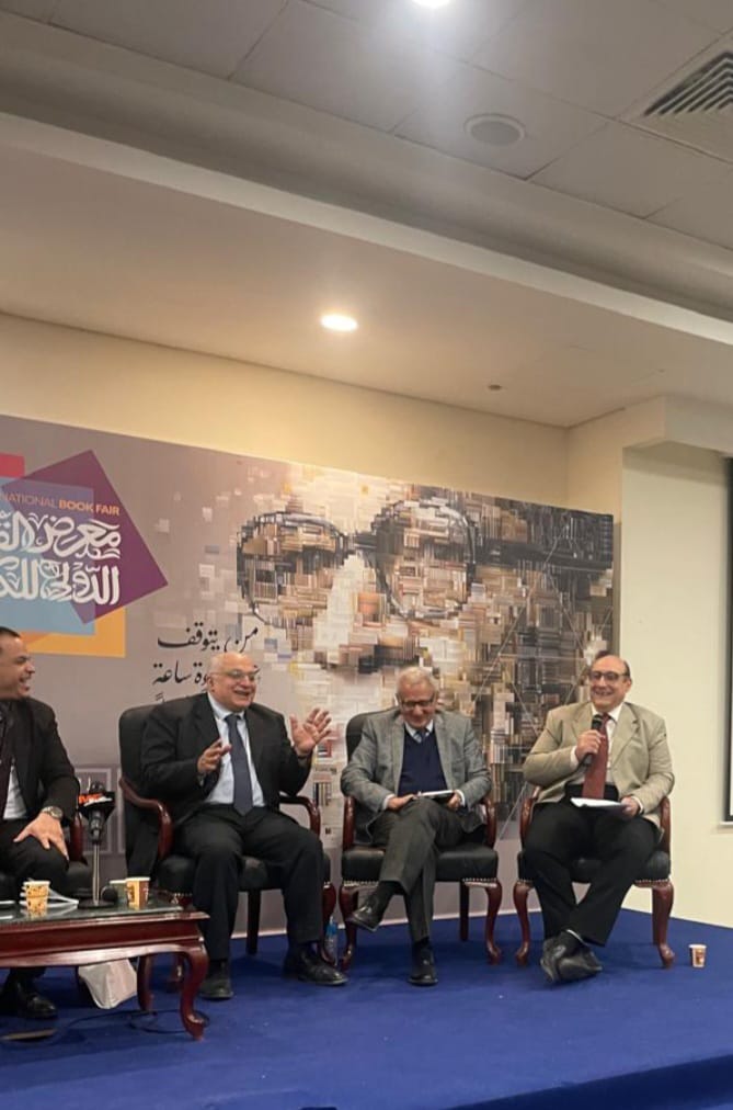 جانب من الندوة جانب من الندوة