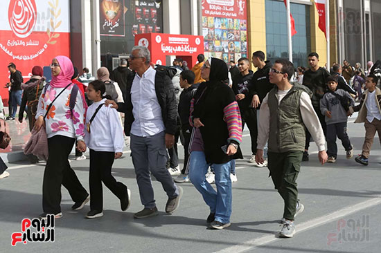 أمام قاعات المعرض