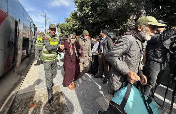 قوات الجيش المغربي يشارك في إجلاء السكان