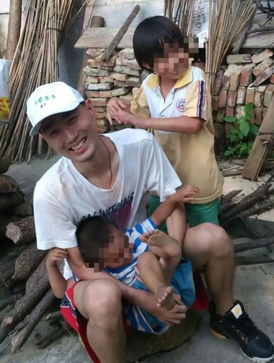 غاو غوانغوي يلعب مع طفلين