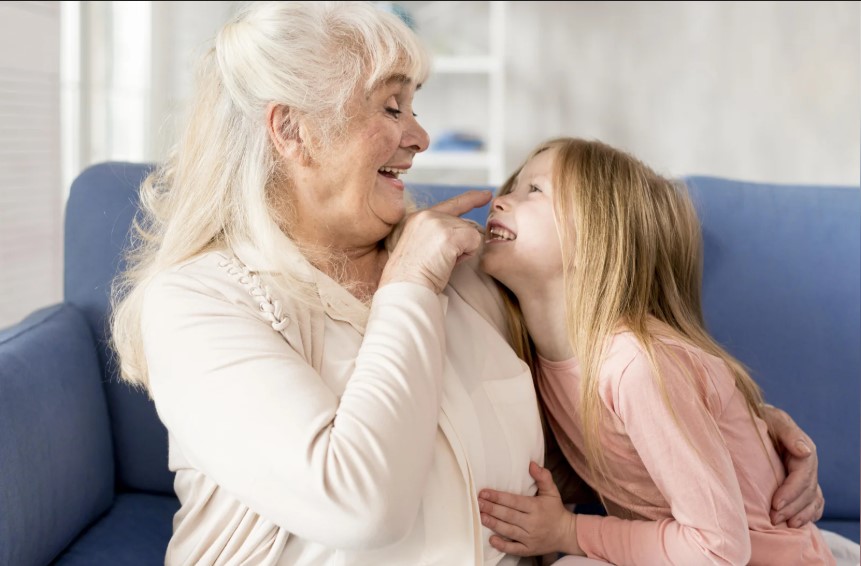 جده تداعب حفيدتها