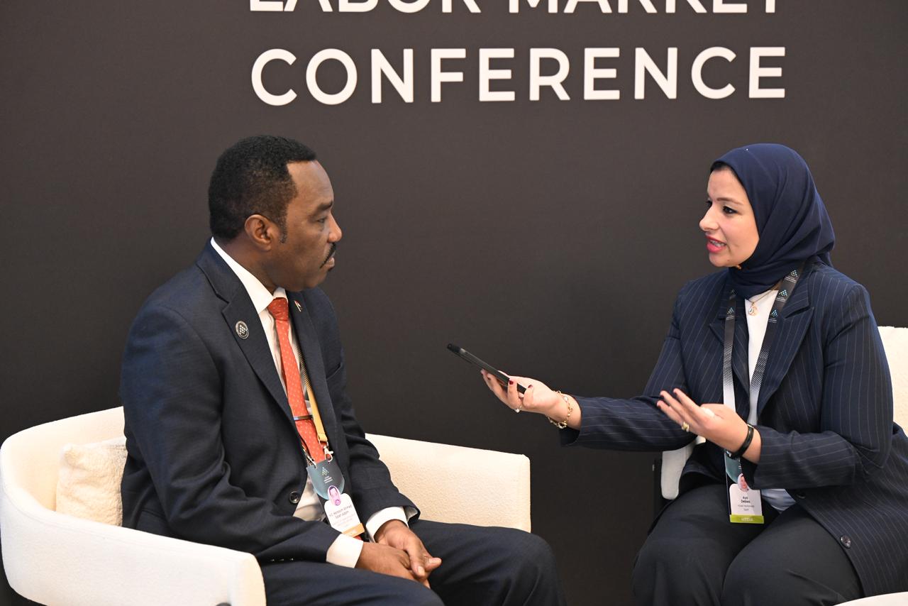 وزير الموارد البشرية السودانى والزميلة آية دعبس 