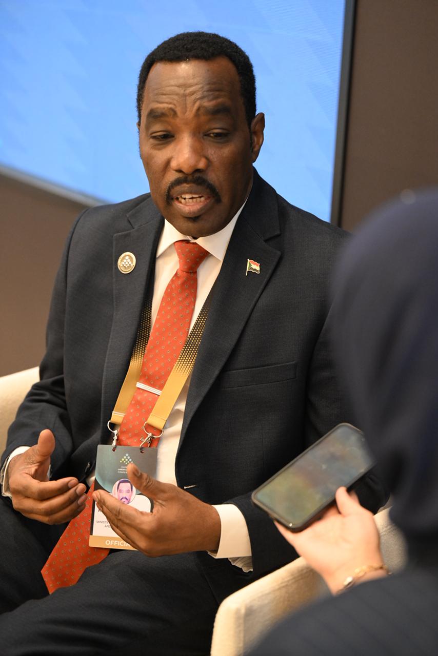 وزير الموارد البشرية السودانى خلال الحوار 