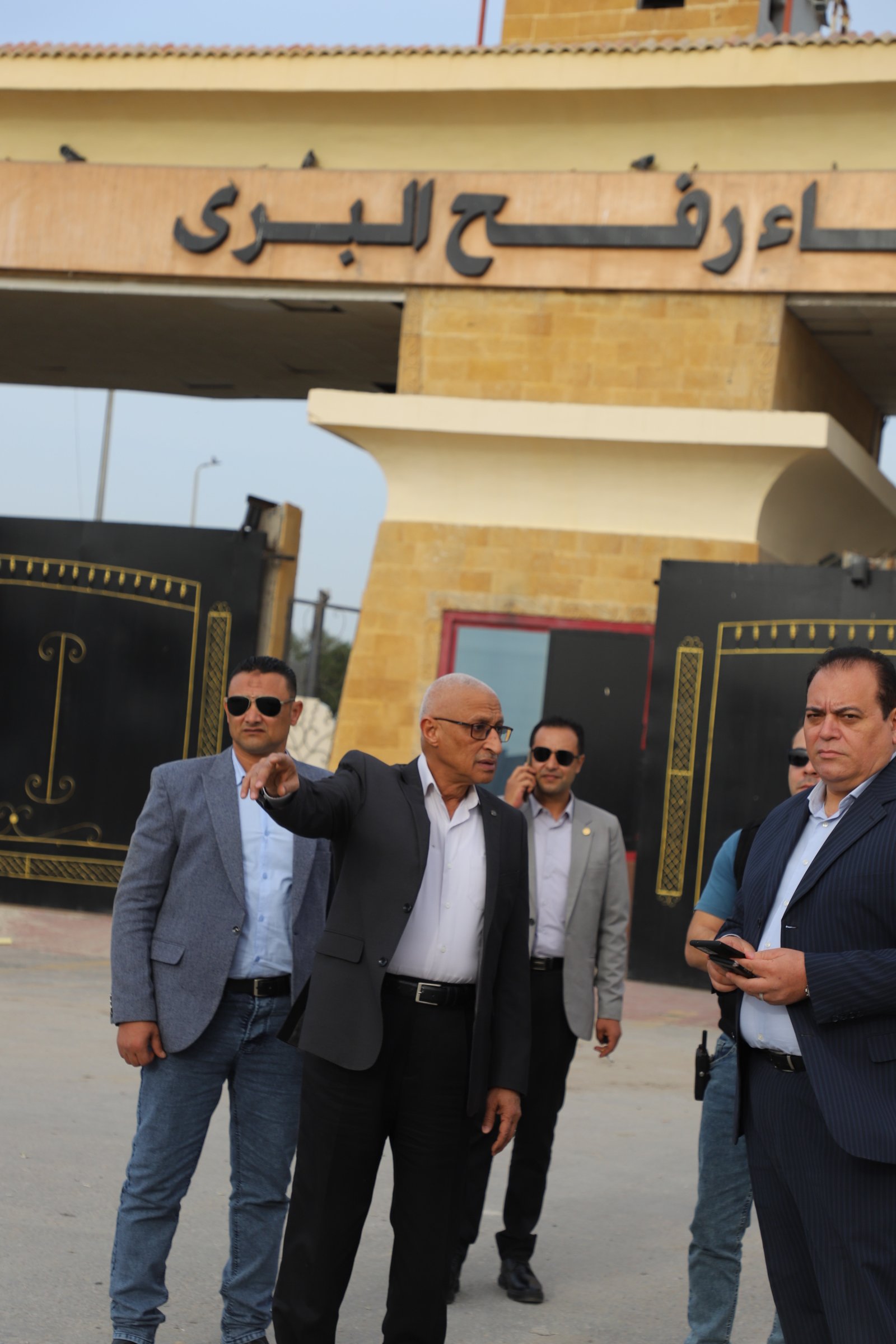 حديث مع المسئولين من امام معبر رفح 