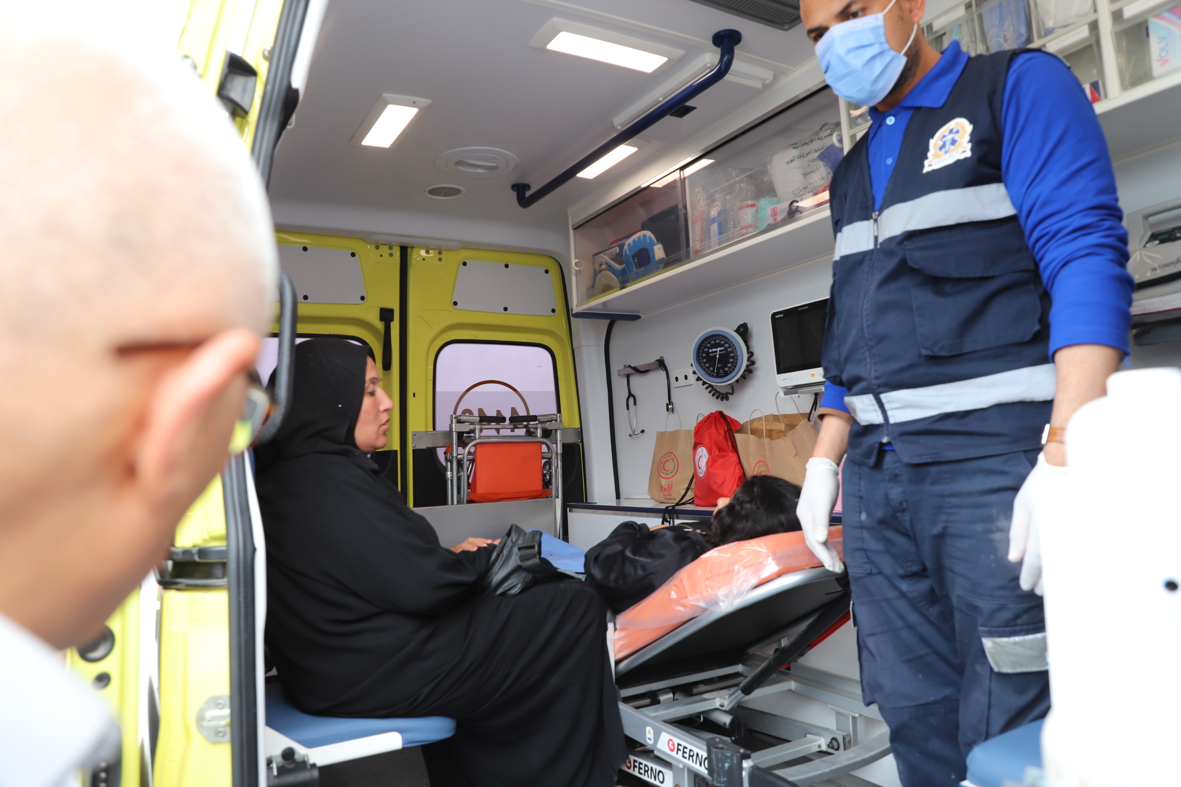 اثناء حديث محافظ شمال سيناء مع سيدة مع طفلتها المصابة قبل توزيعها علي المستشفيات 