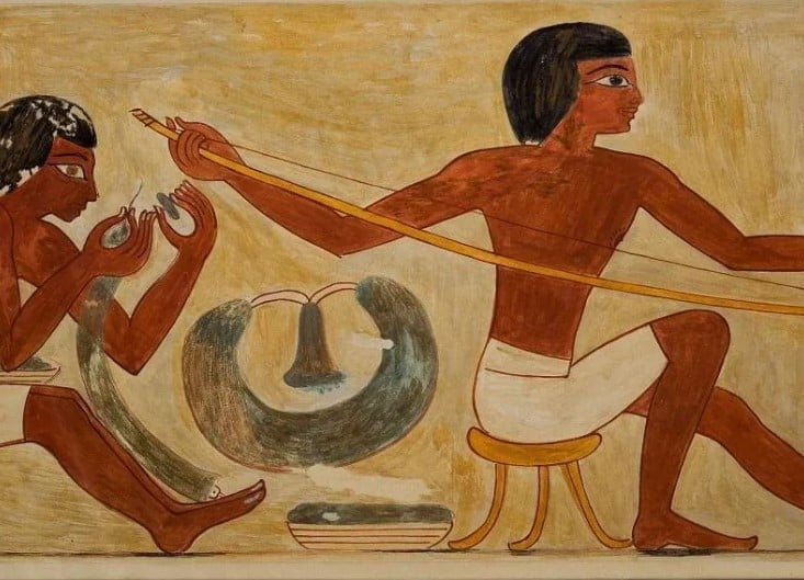 رجل يستخدم مثقابًا، لوحة جدارية من مقبرة المملكة الحديثة في غرب طيبة