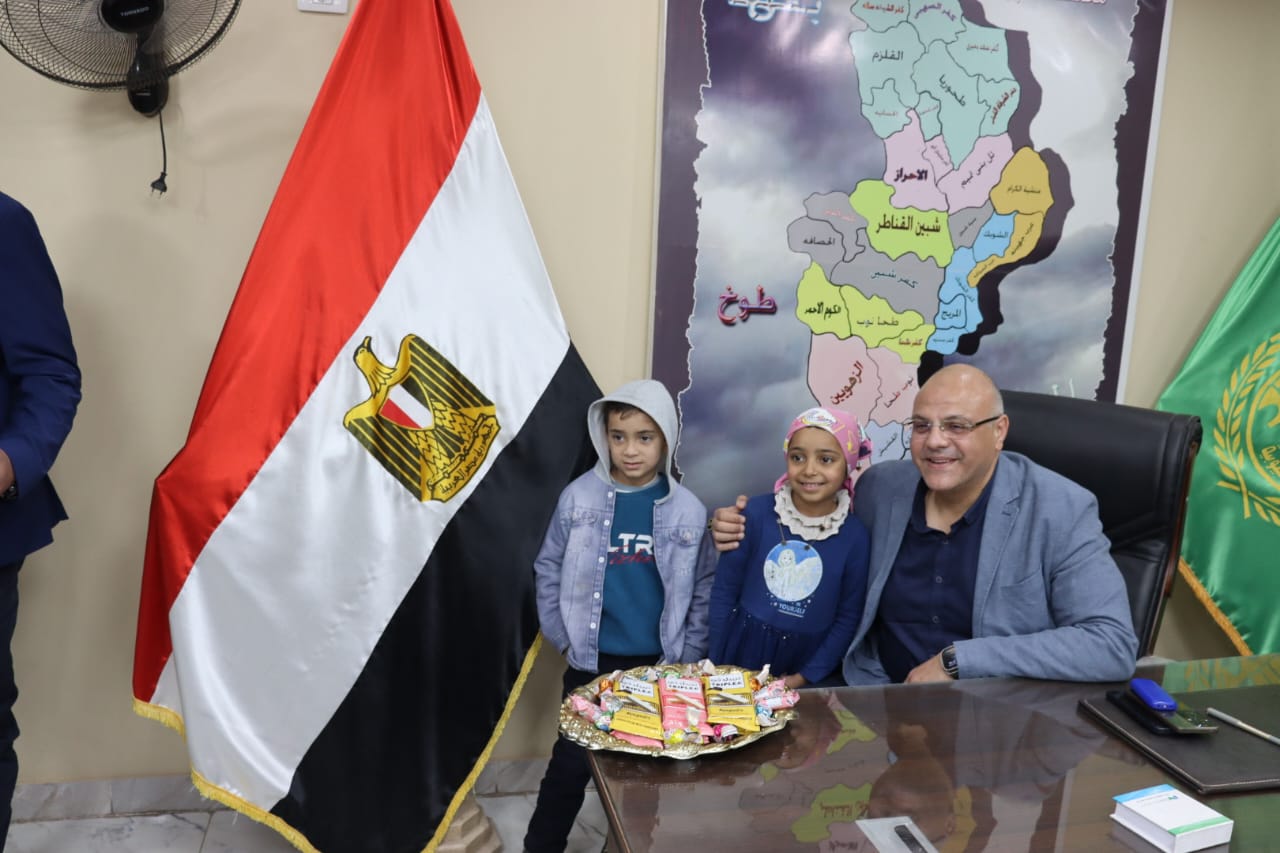 محافظ القليوبية مع إحدي الفتيات مريضة السرطان