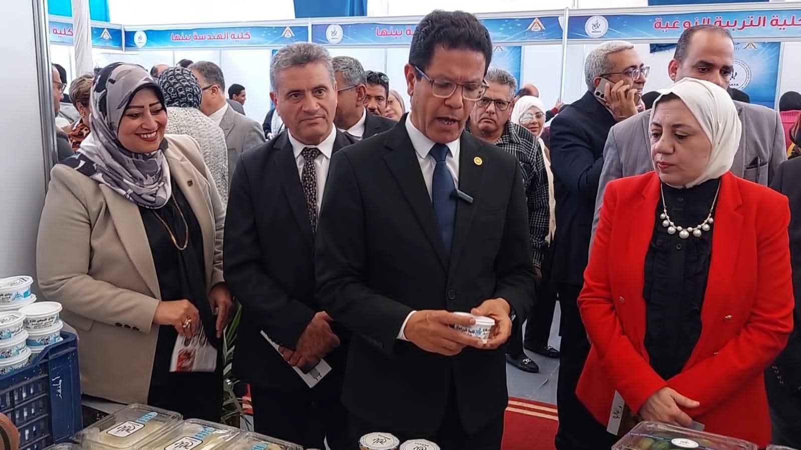 رئيس جامعة بنها خلال الجولة داخل المعرض