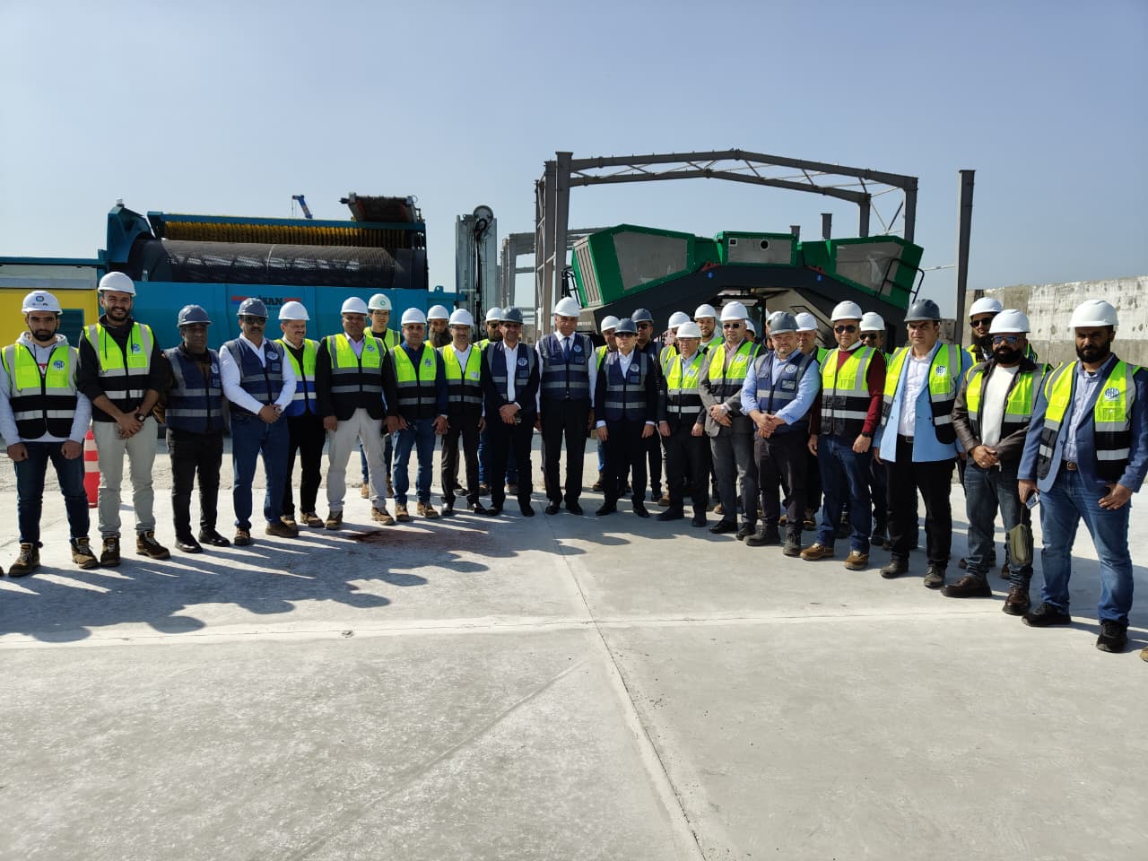 محافظ كفر الشيخ  والعاملين بمصنع تدوير المخلفات