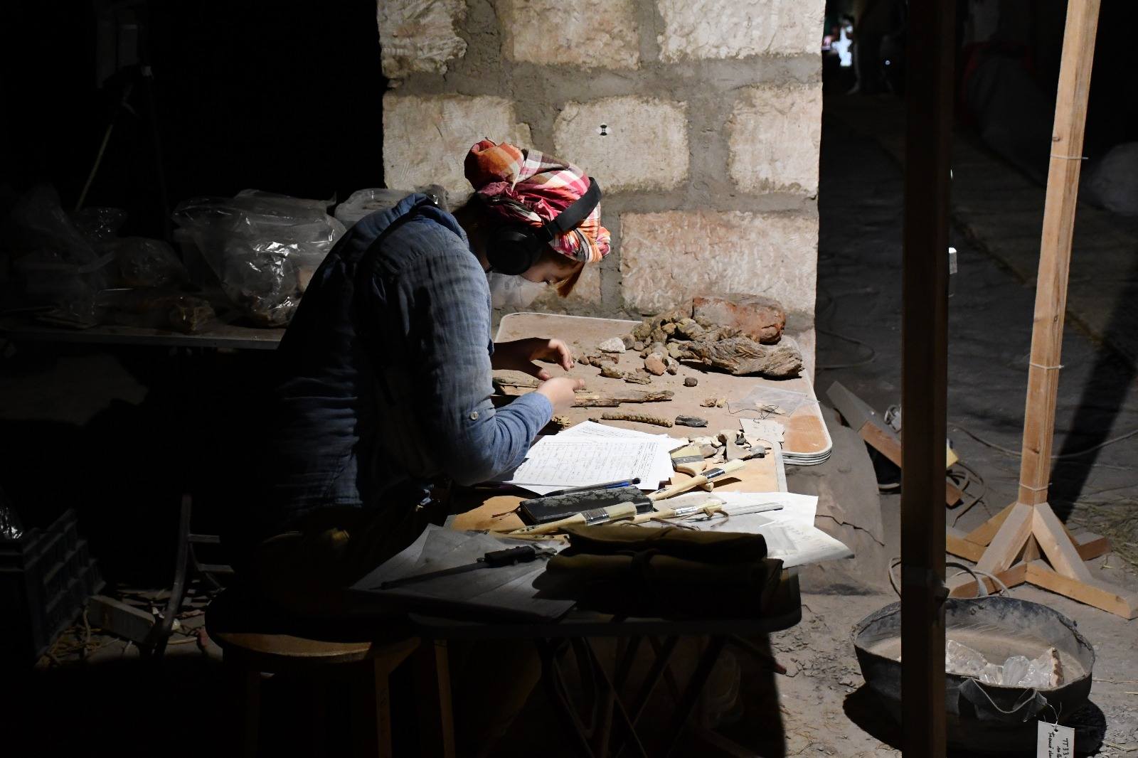 فحص دقيق للقطع المكتشفة بمقبرة بادي آمون أوبت من مقابر العساسيف