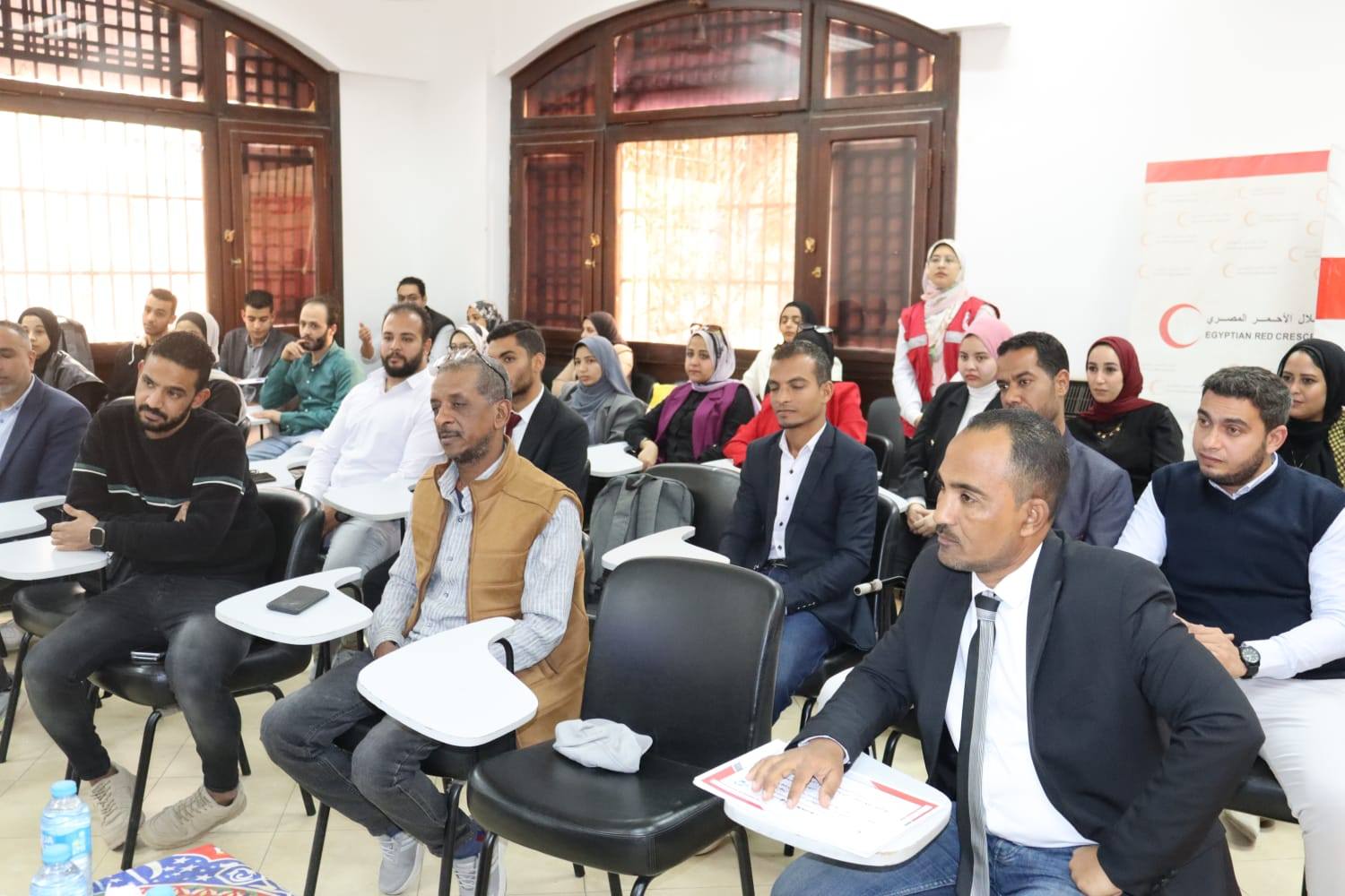 حضور تدريب الهلال الأحمر والتأمين الصحي لرفع كفاءة المتعاملين مع الجمهور