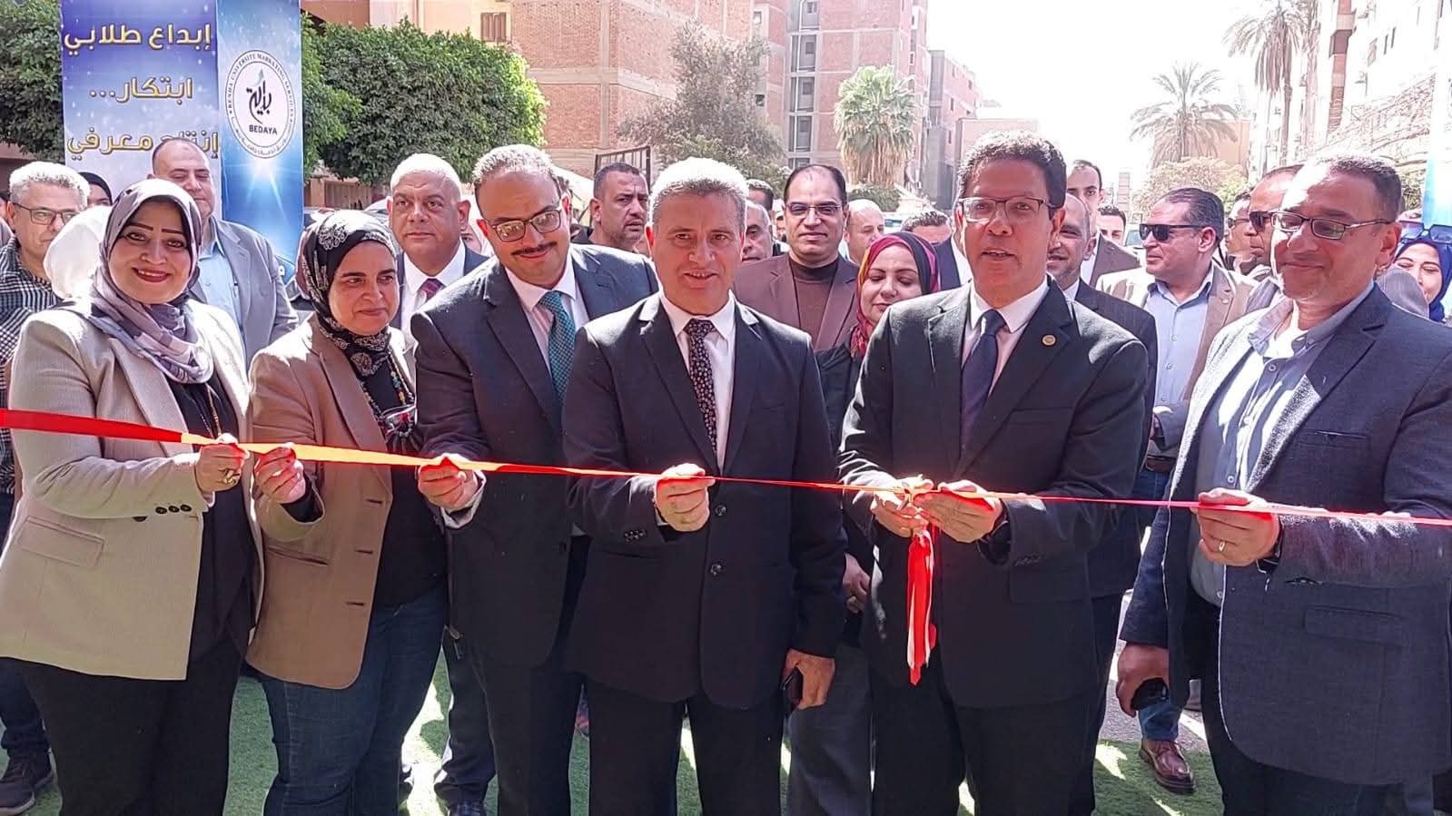 رئيس جامعة بنها يفتتح المعرض