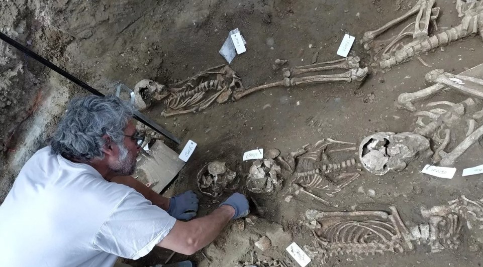 هياكل عظمية بمقبرة الفقراء