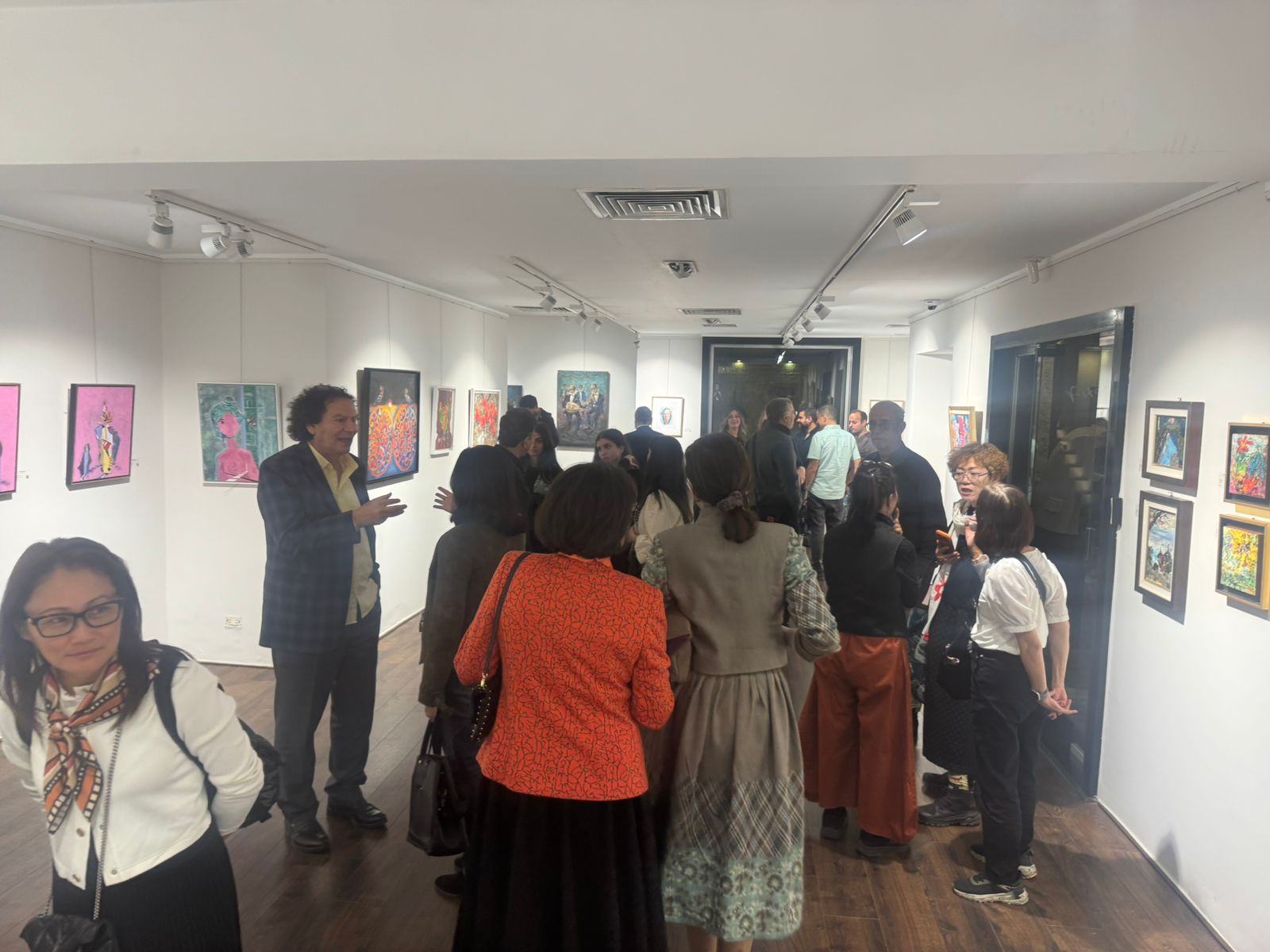 أثناء افتتاح المعرض