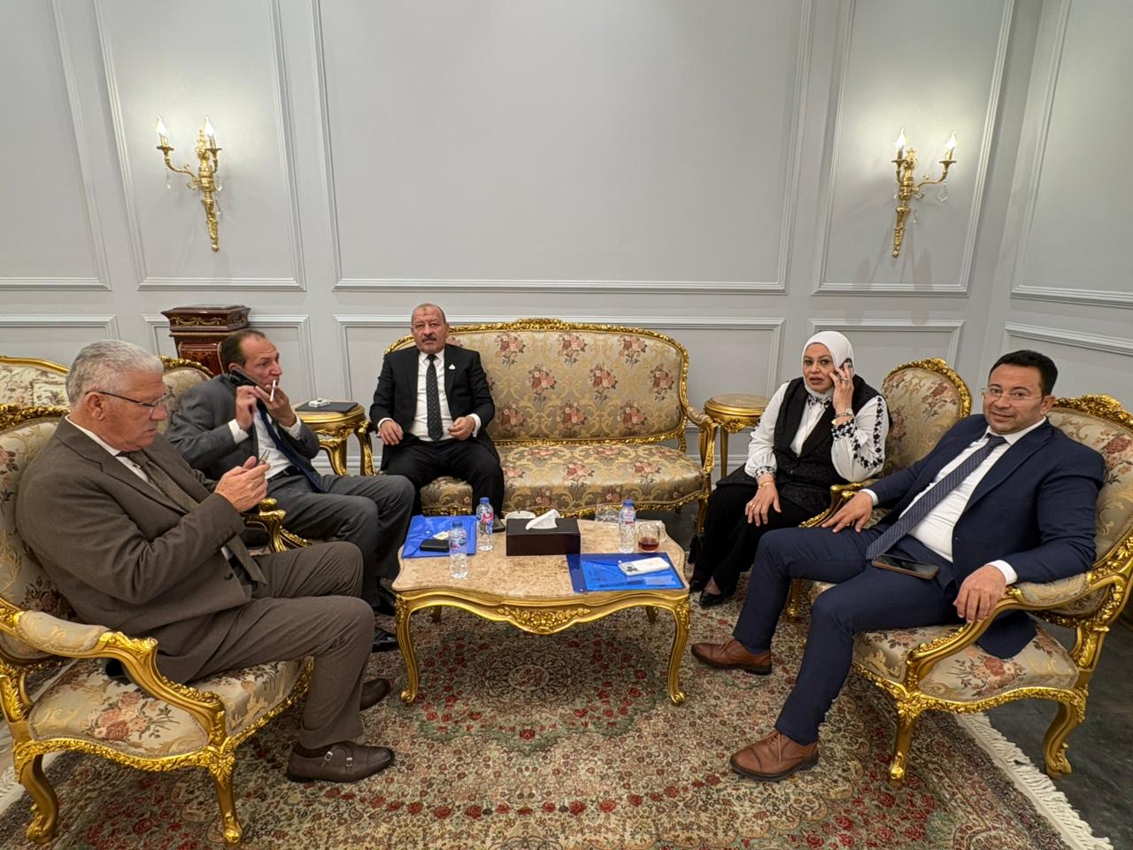 أحاديث جانبية بين النواب قبل جلسة التعديلات الوزارية