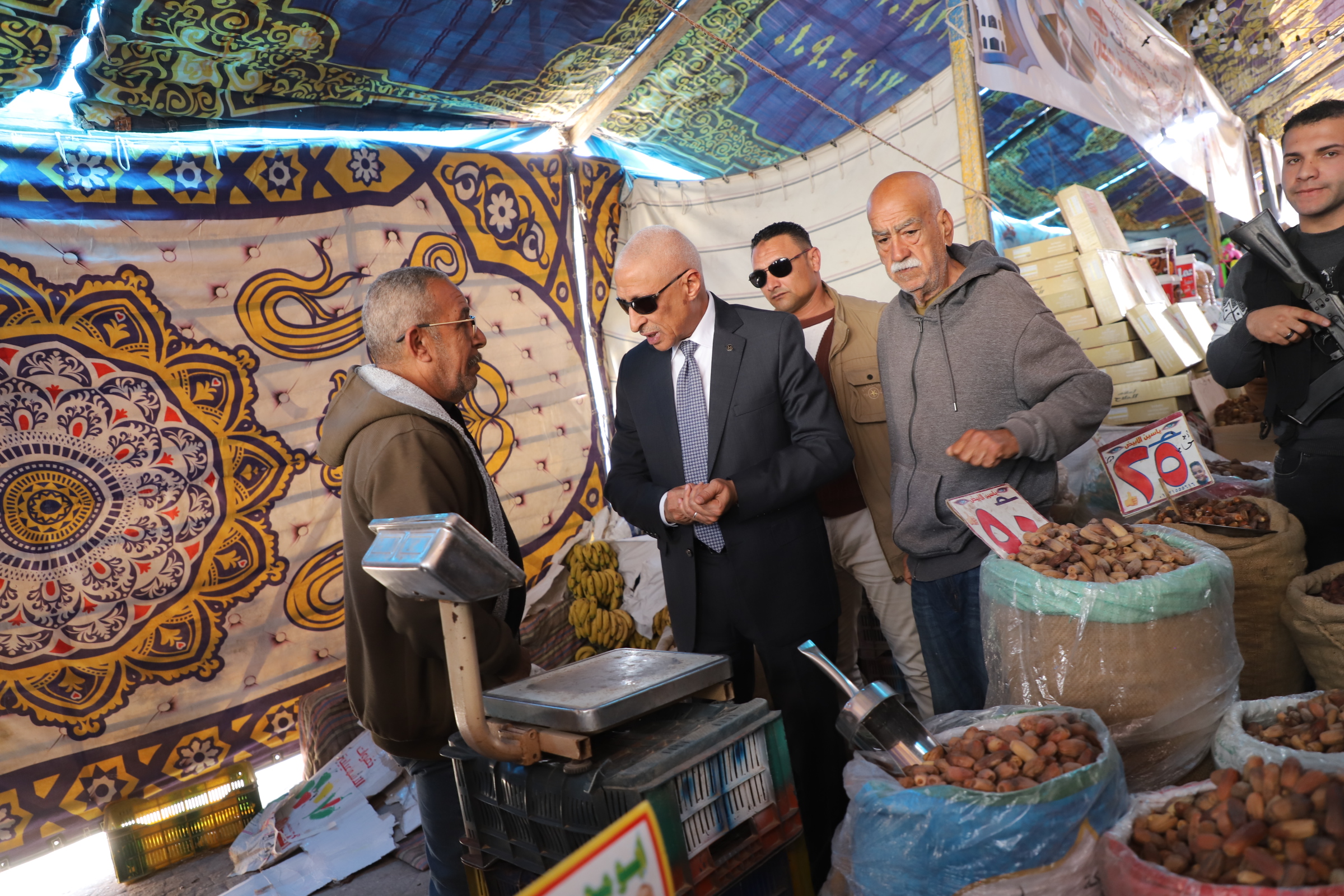 حديث بين محافظ شمال سيناء واحد التجار 