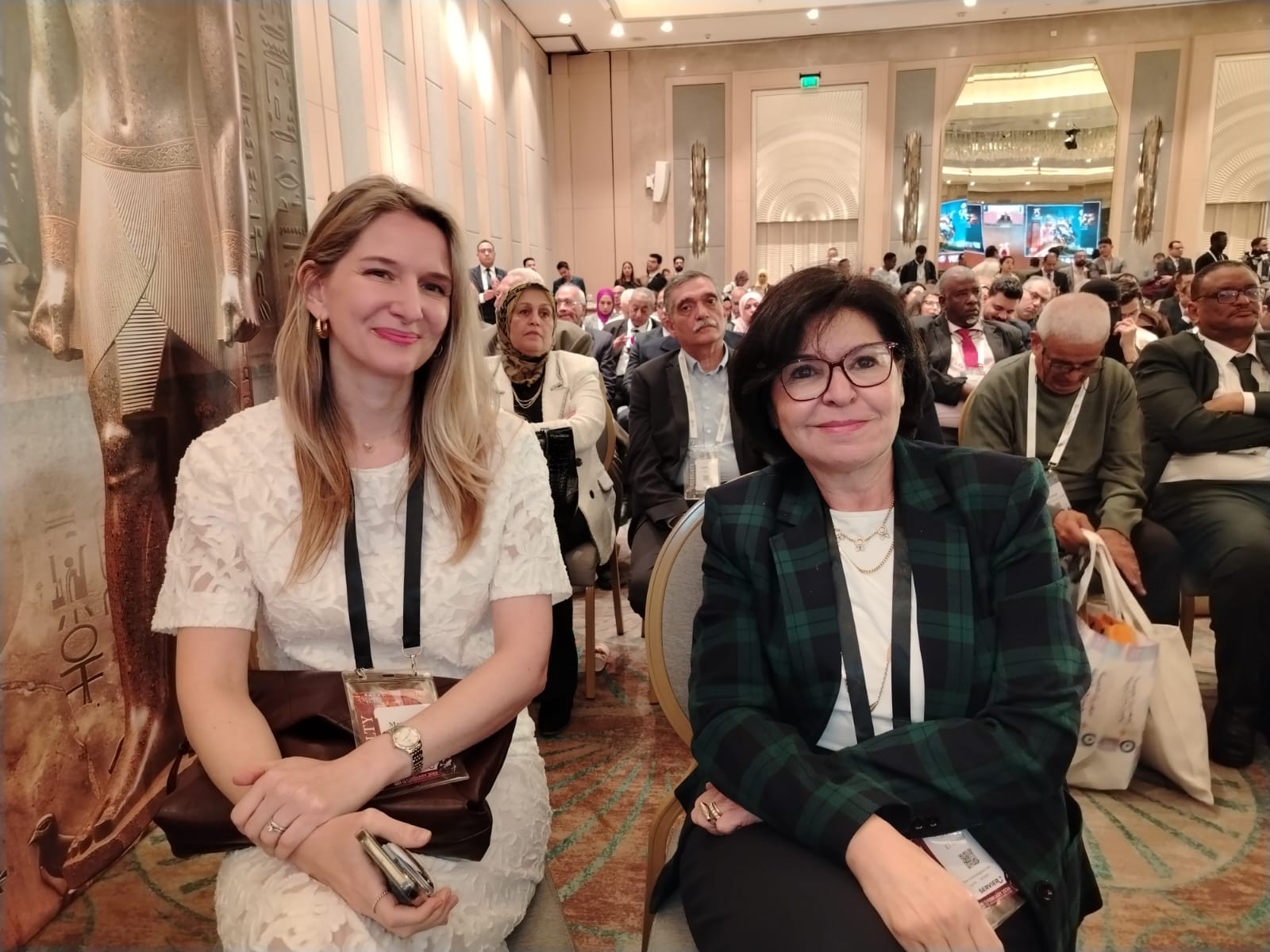 دكتورة مى حمدى السيد استاذة قلب الاطفال بطب عين شمس مع احد الخبراء