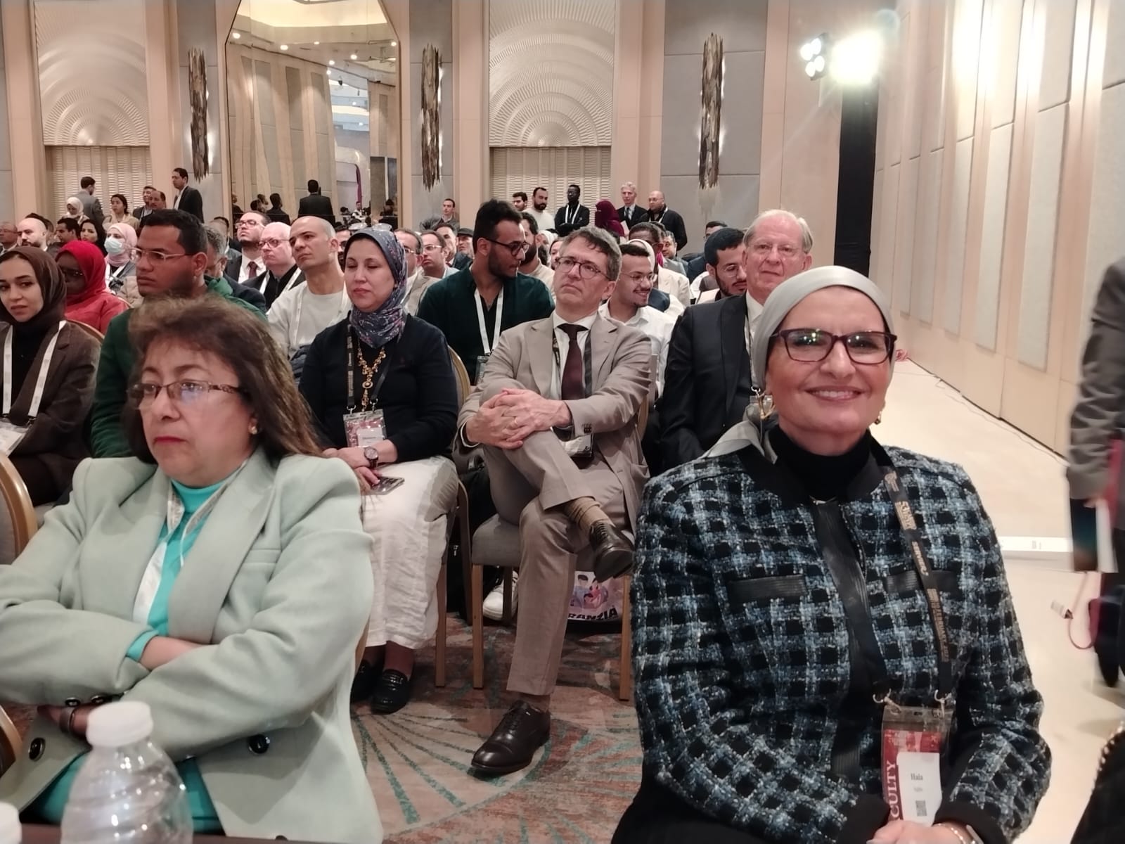 دكتورة هالة أغا وأطباء قلب الأطفال خلال المؤتمر