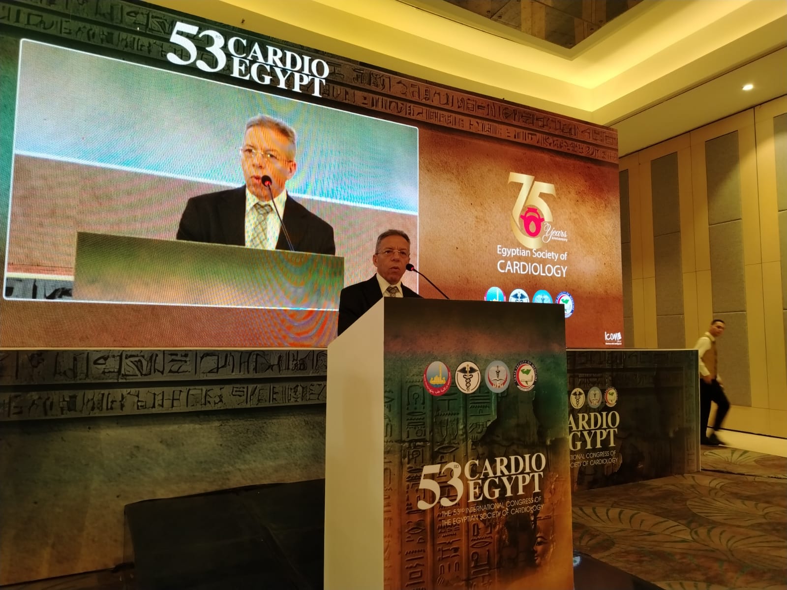 دكتور أسامة عبد الحى نقيب الأطباء