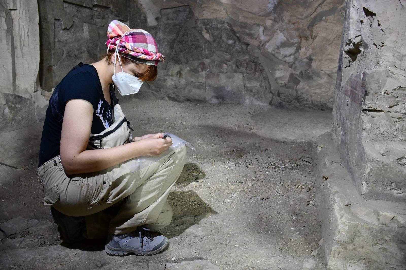 جانب من العمل فى مقبرة بادي آمون أوبت بقلب جبل القرنة