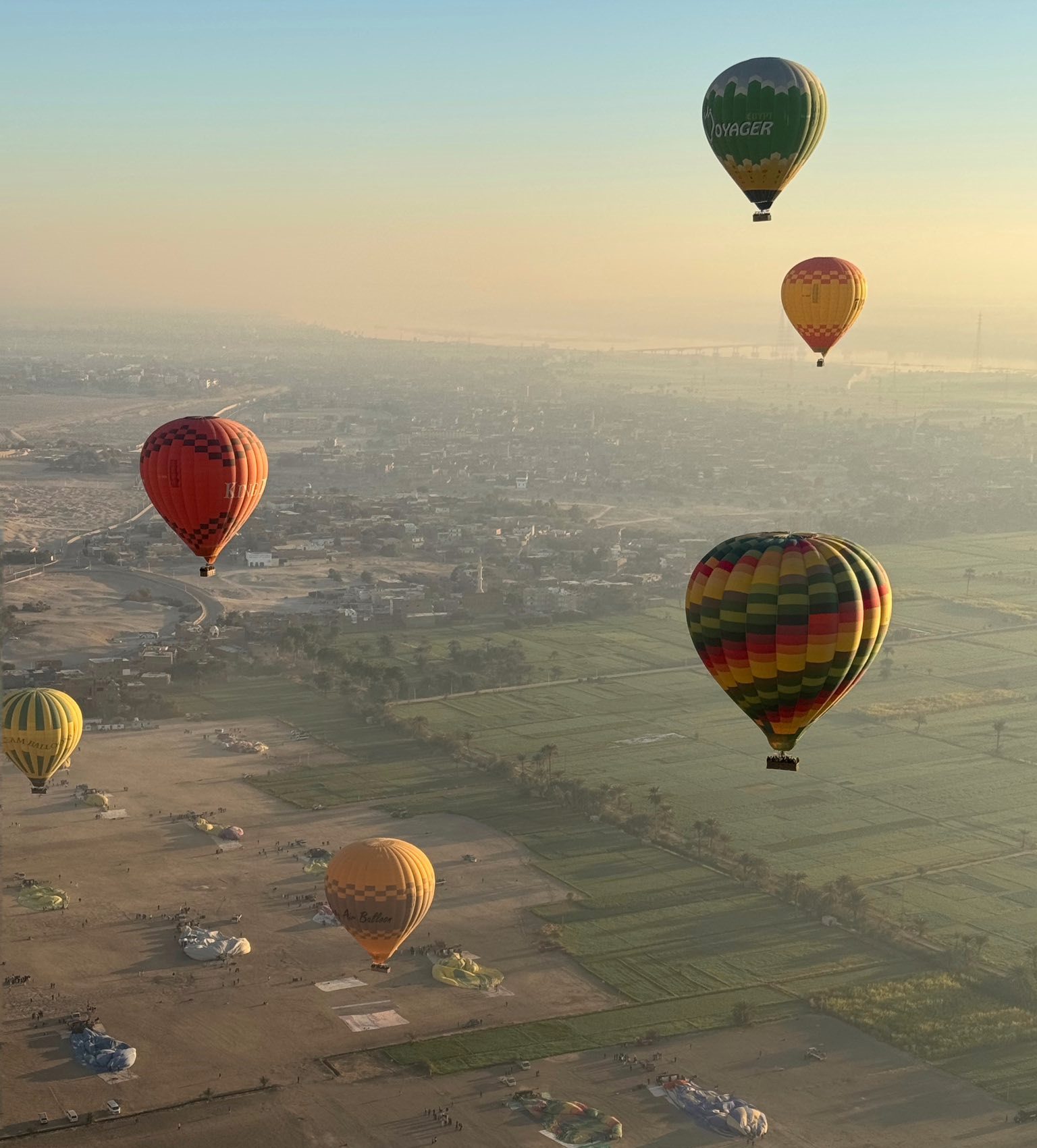 تحليق 90 رحلة بالون طائر على متنها 2200 سائح في سماء غرب الأقصر