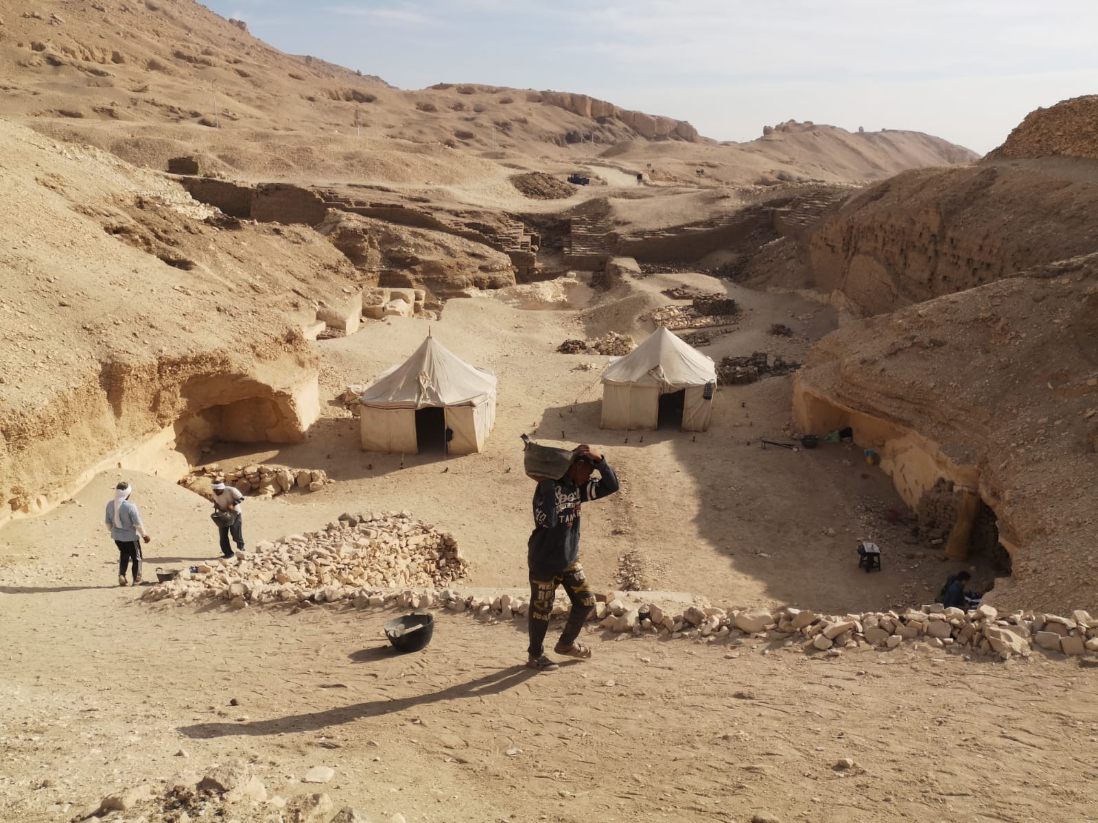 موقع العمل بمقبرة بادى آمون أوبت بطول 320 متراً في جبانة العساسيف