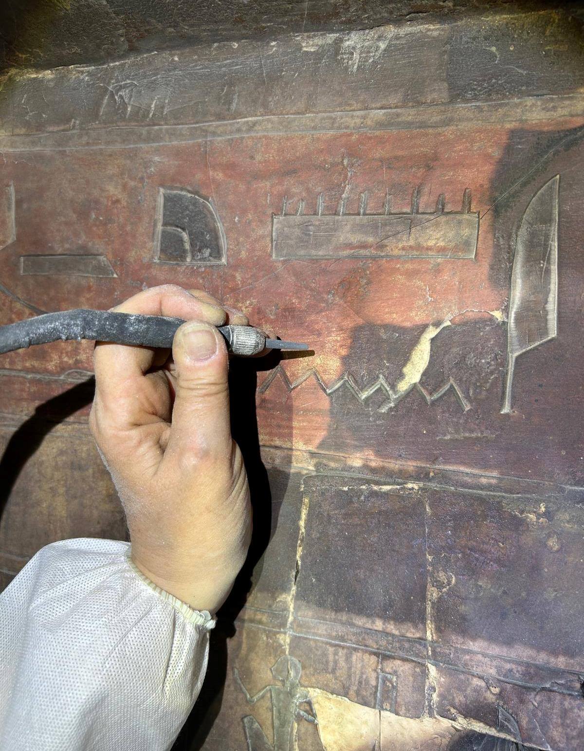 أعمال التنظيف للجدران وإزالة العوالق فى مقبرة بادى آمون بالأقصر